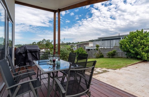 Berry House | Berry Hills Escape - Pet Friendly Home with Views of the Escarpment