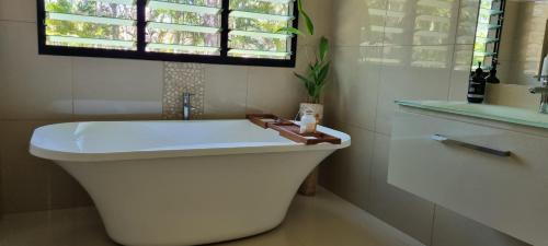 Berry Springs House | Berry Springs Tropical Retreat: Family-Friendly Oceanfront Escape