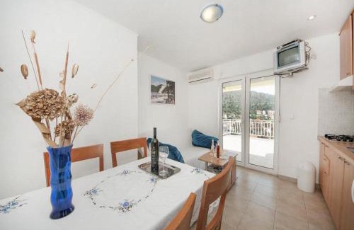 Brna Apartment | Bertie's Lodge - Two Bedroom Apartment with Terrace and Sea View A1
