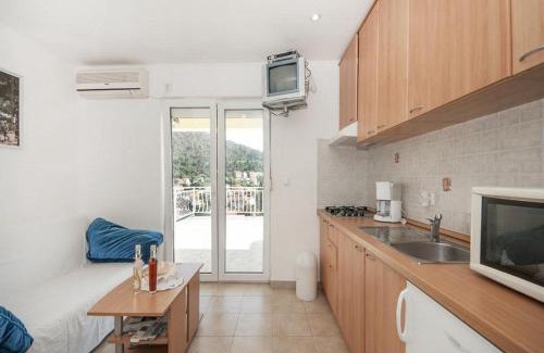 Brna Apartment | Bertie's Lodge - Two Bedroom Apartment with Terrace and Sea View A1