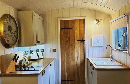 Foolow Cottage | Bertie's Retreat: Cozy Accommodation for Two with Breakfast