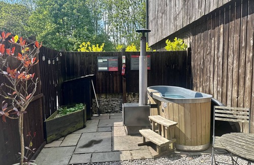 Foolow Cottage | Bertie's Retreat: Cozy Accommodation for Two with Breakfast