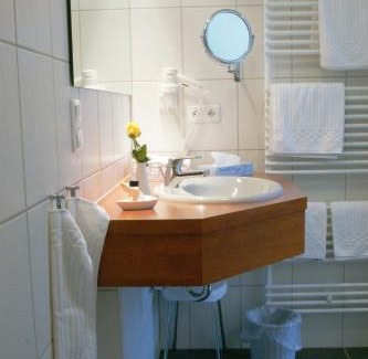 Bad Bertrich Hotel | Bertricher Hof: Family-Friendly Retreat with Hot Tub Access