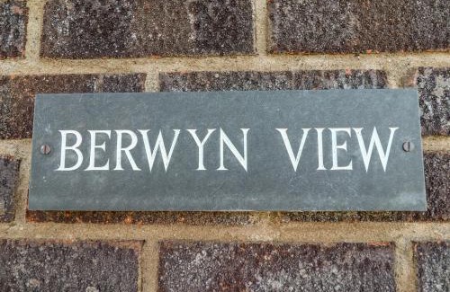 Kingswood House | Discover Berwyn View: Family-Friendly 4-Star Retreat