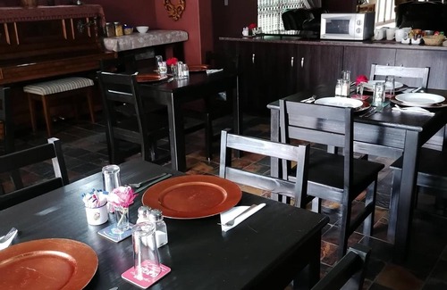 Klerksdorp House | Highly Rated Beryl1 Guest House with Family-Friendly Amenities