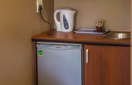 Klerksdorp House | Highly Rated Beryl1 Guest House with Family-Friendly Amenities