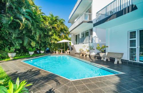 Umhlanga Hotel | Relax at Beside Still Waters Boutique Hotel with Pool Access