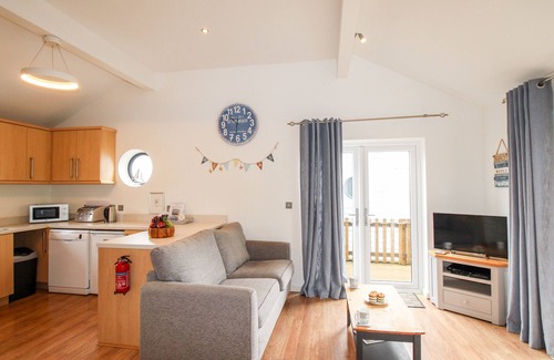 Eype Cottage | Seaside Family Haven: Guest Rated 10/10 with Kitchen & Breakfast