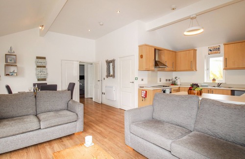 Eype Cottage | Seaside Family Haven: Guest Rated 10/10 with Kitchen & Breakfast