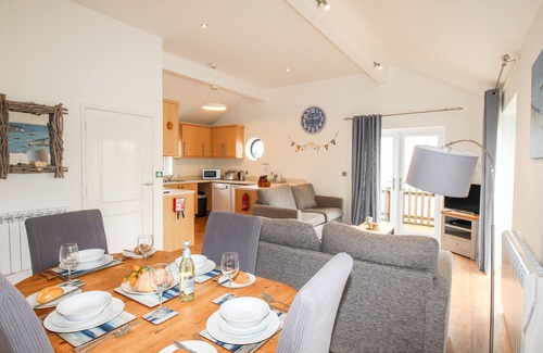 Eype Cottage | Seaside Family Haven: Guest Rated 10/10 with Kitchen & Breakfast