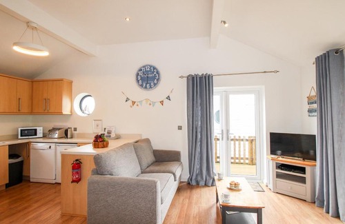 Eype House | Idyllic Seaside Retreat: 4-Star Family-Friendly Getaway