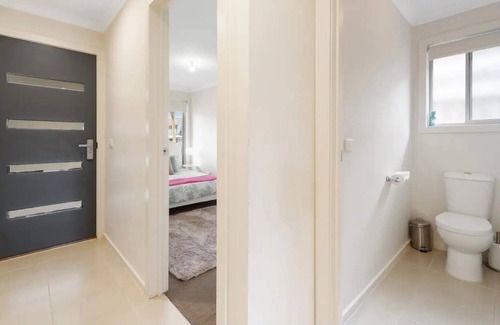 Mernda House | Bespoke Modern Home Self Check-In & Parking