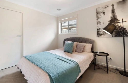 Mernda House | Bespoke Modern Home Self Check-In & Parking