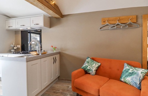 Lumbutts Cottage | Bess Cottage: Romantic Getaway with Garden in Cragg Vale