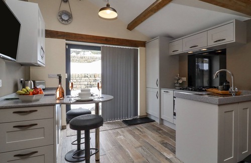 Lumbutts Cottage | Bess Cottage: Romantic Getaway with Garden in Cragg Vale
