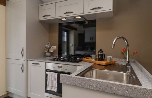 Lumbutts Cottage | Bess Cottage: Romantic Getaway with Garden in Cragg Vale
