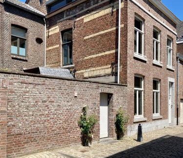 Jekerkwartier Apartment | Discover Besselaar Apartments: A 4-Star Getaway Rated 9.5