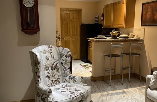 Union City Apartment | Convenient Apartment Near NYC with Spa and Breakfast