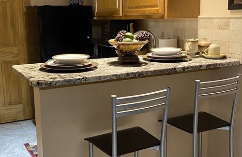 Union City Apartment | Convenient Apartment Near NYC with Spa and Breakfast