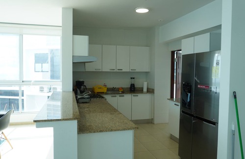 Punta Paitilla Apartment | Oceanfront Apartment with Pool and Spa in Prime PTY Location