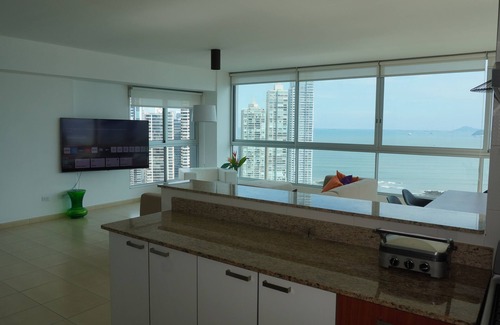 Punta Paitilla Apartment | Oceanfront Apartment with Pool and Spa in Prime PTY Location