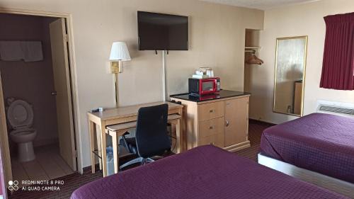 Tell City Hotel | Budget-Friendly Inn in Tell City with Pool and Pet Options