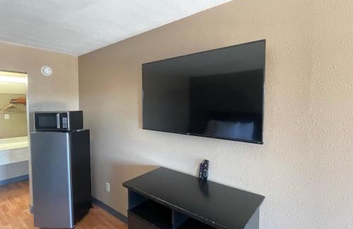 Bastrop Hotel | Budget-Friendly Inn with Pet Friendly and Family Amenities