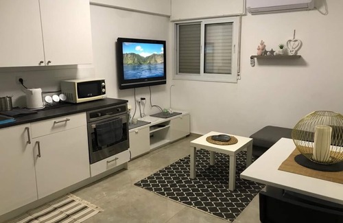Kiryat Motzkin House | Discover Haifa's Central Gem: Beach, Pool & Breakfast Included