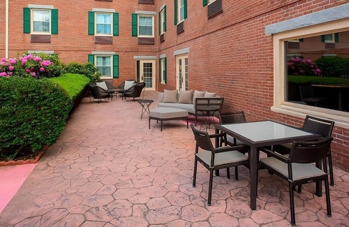 South Lowell Hotel | Ideal Getaway: 4 Budget Units, Pet Friendly & Family Ready