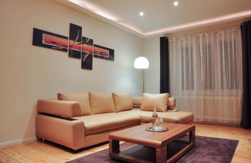 Tempelhof-Schoeneberg Apartment | Ideal City Retreat Steps from Checkpoint Charlie