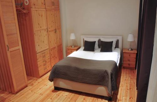 Tempelhof-Schoeneberg Apartment | Ideal City Retreat Steps from Checkpoint Charlie