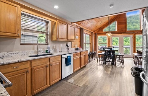 Lakeside Estates House | Guest Rated: 9.8 - Renovated Lakefront Home with Dock