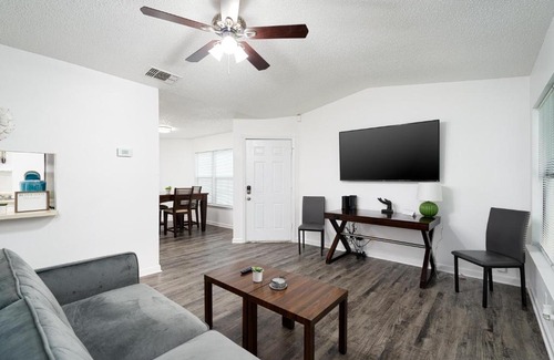 West San Antonio House | Budget-Friendly Entire House Near San Antonio Attractions