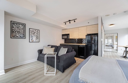 Downtown Toronto Apartment | Premier Downtown Hotel with Easy Transit & Fast Wi-Fi