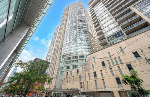 Downtown Toronto Apartment | Premier Downtown Hotel with Easy Transit & Fast Wi-Fi