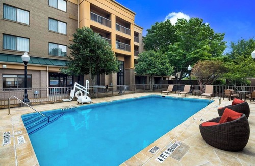Richardson Hotel | Best for Unwinding! Near Cottonwood Park, Pool, FREE Parking, Pet-Friendly!