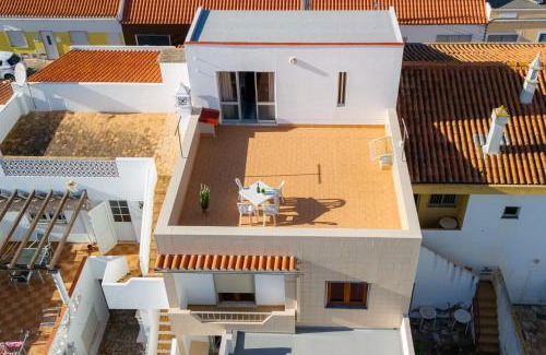 Alfarrobeira House | Ideal Retreat for Family & Friends with Ocean View Bliss
