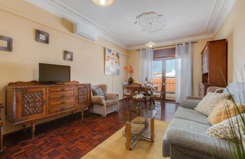 Alfarrobeira House | Ideal Retreat for Family & Friends with Ocean View Bliss