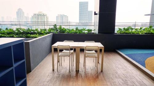 Pancoran Apartment | Discover L'Avenue Apartment in Pancoran - Family-Friendly Stay
