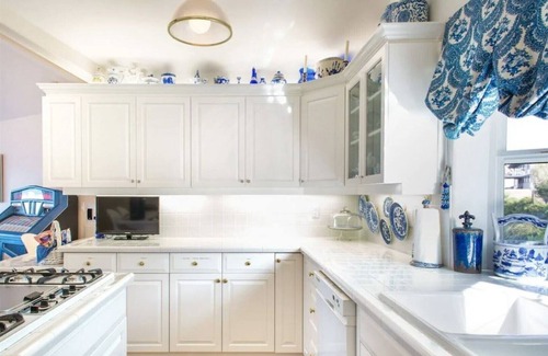 Northeast Tacoma House | Panoramic Views in Tacoma: Perfect Family Getaway with Pool