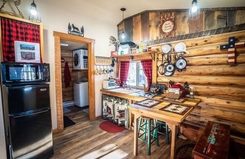 Divide House | Cozy Bunkhouse Retreat on 40 Acres with Pet-Friendly Perks
