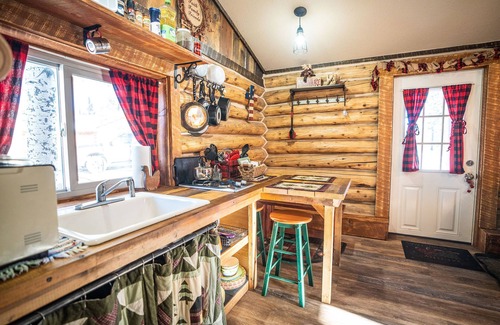 Divide House | Cozy Bunkhouse Retreat on 40 Acres with Pet-Friendly Perks