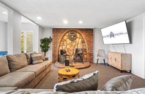 Table Rock House | Best Lake Tablerock Views, Private Outdoor Pool, Karaoke/Games-2 Kitchens! Secluded on a few acres!