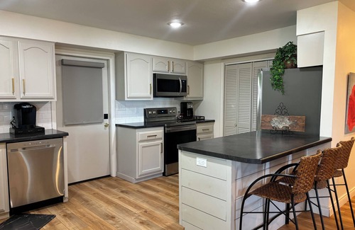 Fairfield Bay House | Unforgettable Lake Views with Pool, Tennis & Marina Access