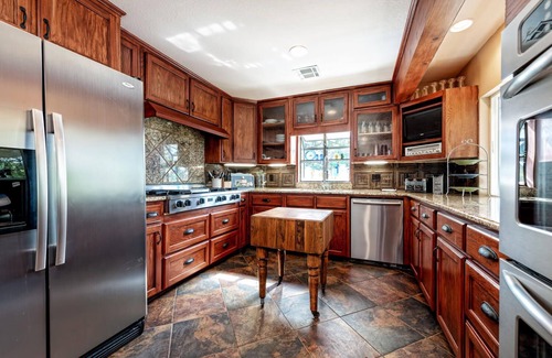 Whitney House | Lakefront Retreat: Unforgettable Sunsets & Pet Friendly