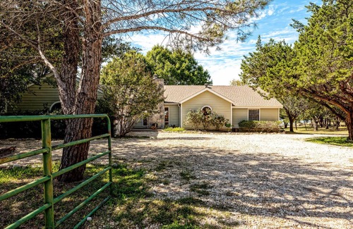 Whitney House | Lakefront Retreat: Unforgettable Sunsets & Pet Friendly