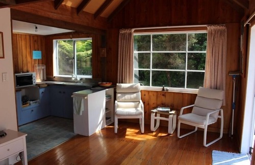 Tuateawa Cottage | Prime Location & Exceptional Amenities at Castaway Cottage