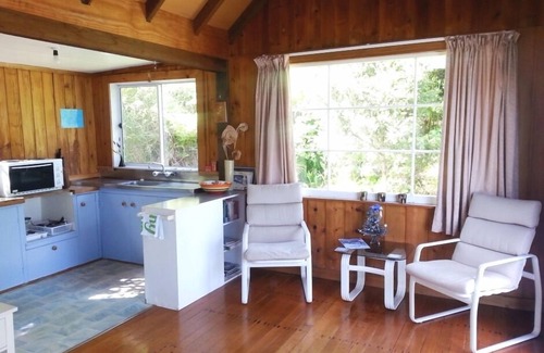 Tuateawa Cottage | Prime Location & Exceptional Amenities at Castaway Cottage