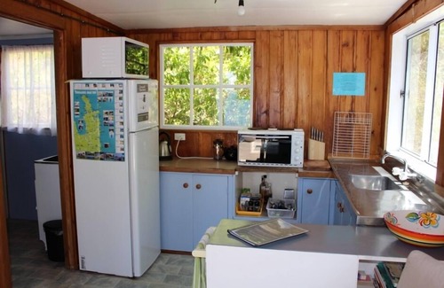 Tuateawa Cottage | Prime Location & Exceptional Amenities at Castaway Cottage
