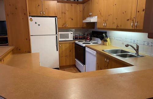 Domaine Nansen House | Ideal Location Steps from Beach & Ski, Pet-Friendly Stay